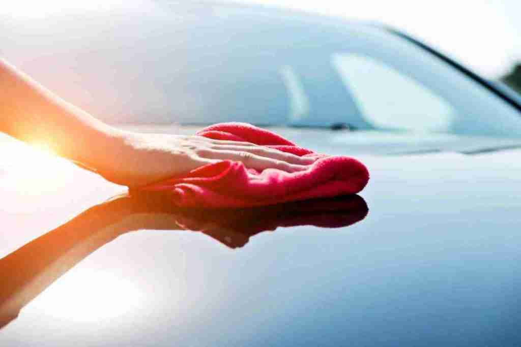 lavaggio auto con ceratura a mano