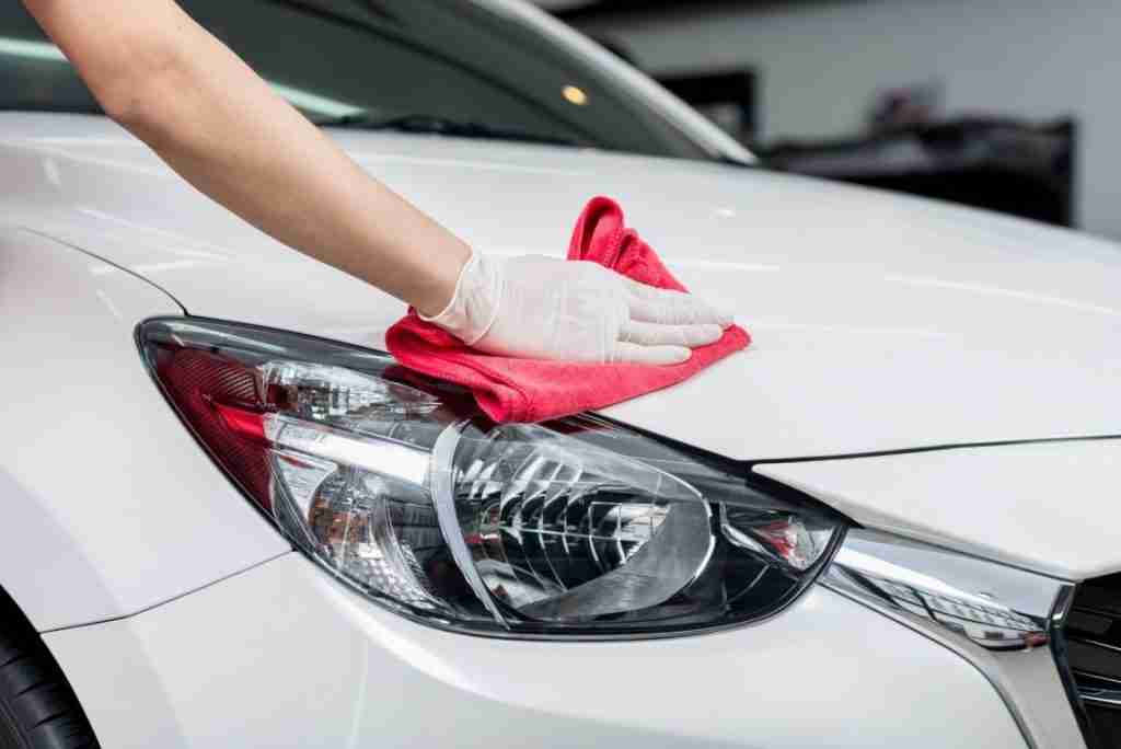 lavaggio auto senza acqua con prodotti specifici